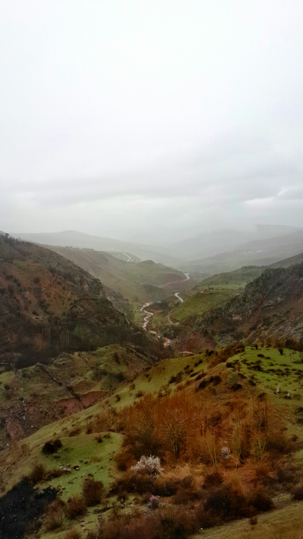 Una vista de un valle con un río que lo atraviesa