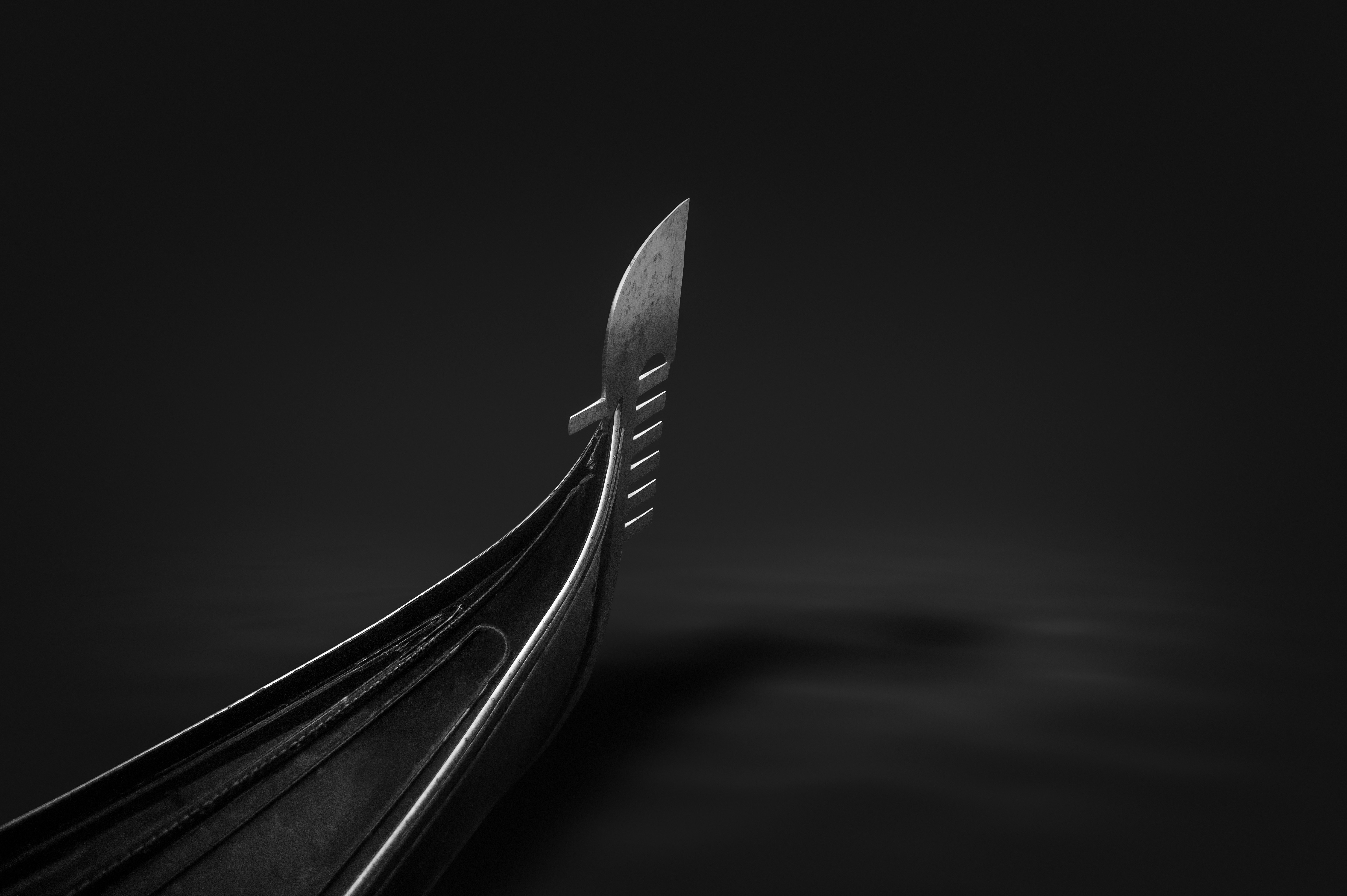 a black and white photo of a fork