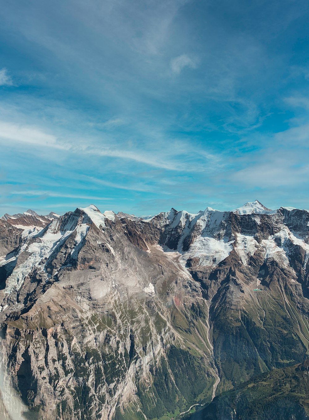 une vue d’une chaîne de montagnes depuis un avion