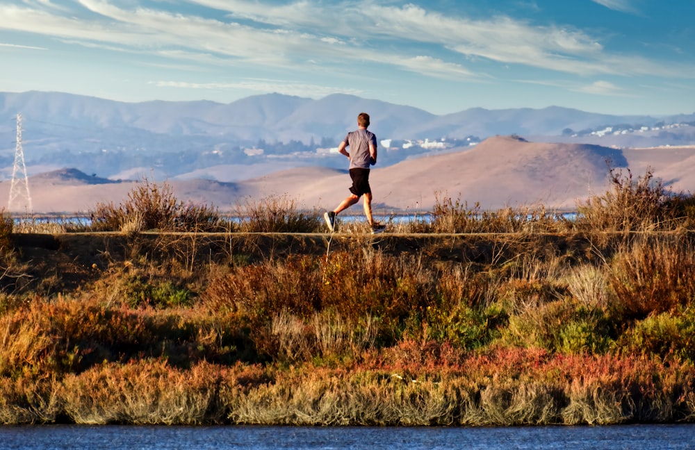 Un hombre corriendo por un campo cubierto de hierba