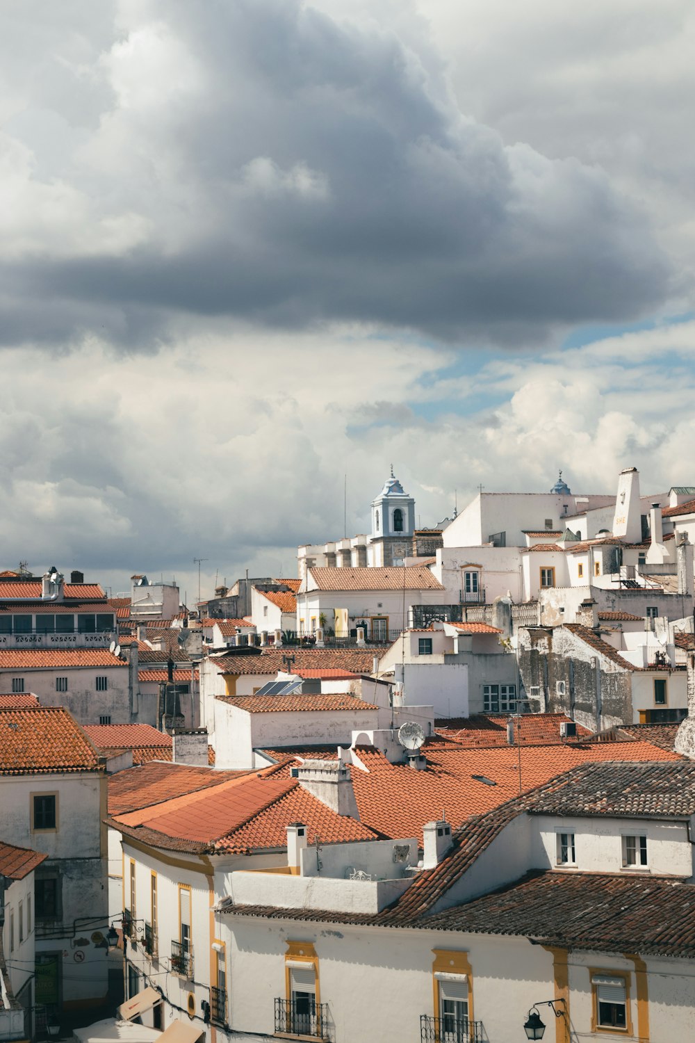 Une vue d’une ville depuis un toit