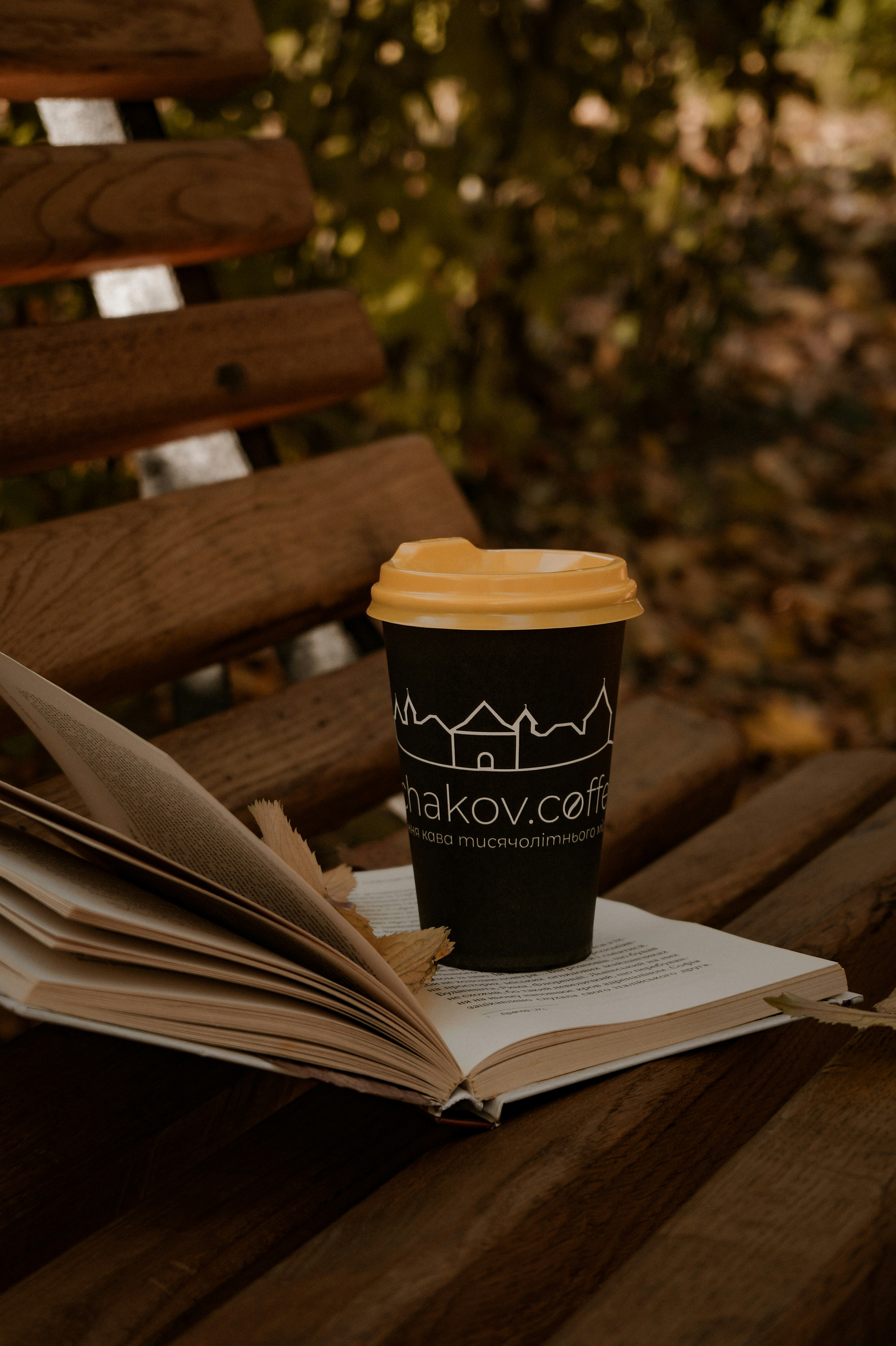 secangkir kopi duduk di atas buku