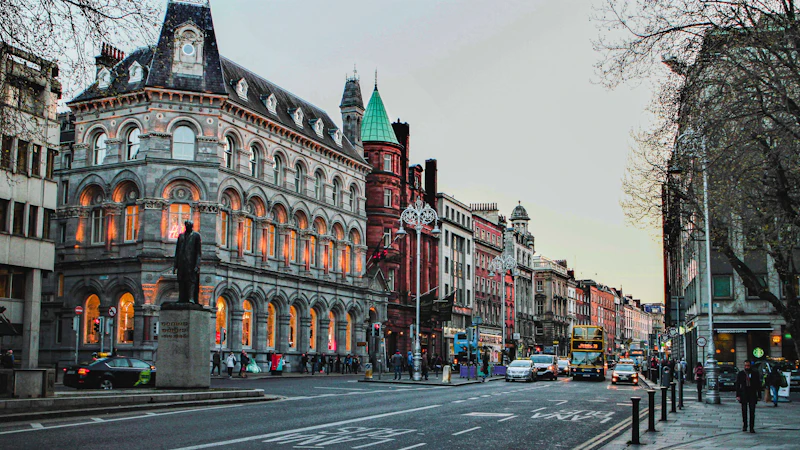Ulice v centru Dublinu s historickou budovou