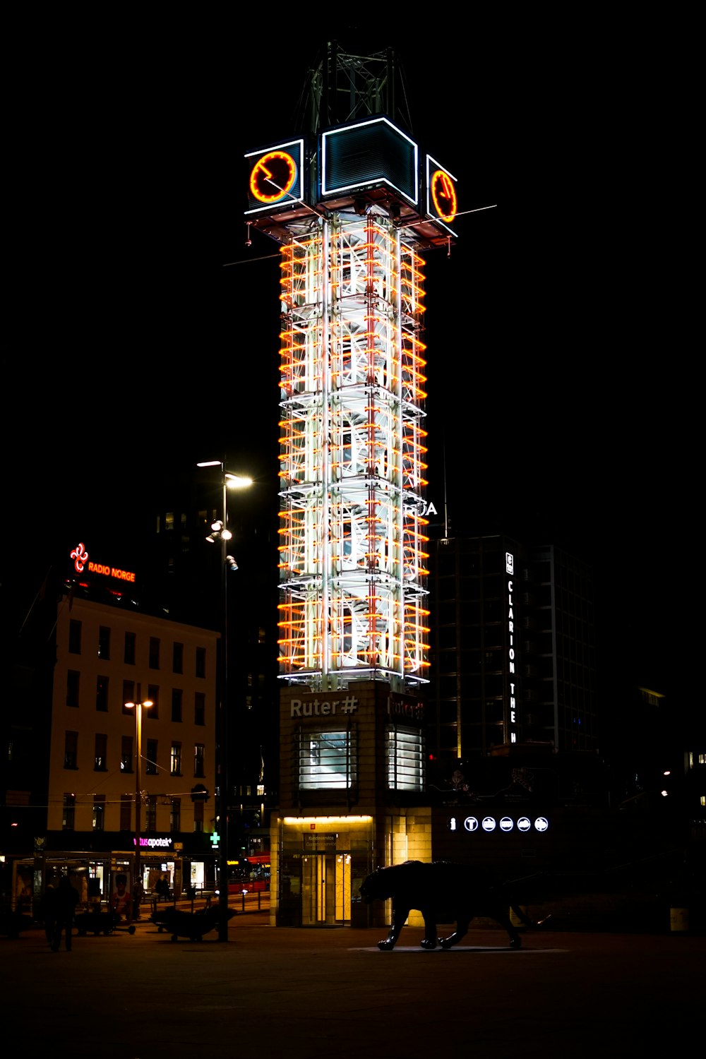 une grande tour de l’horloge assise à côté d’un grand immeuble