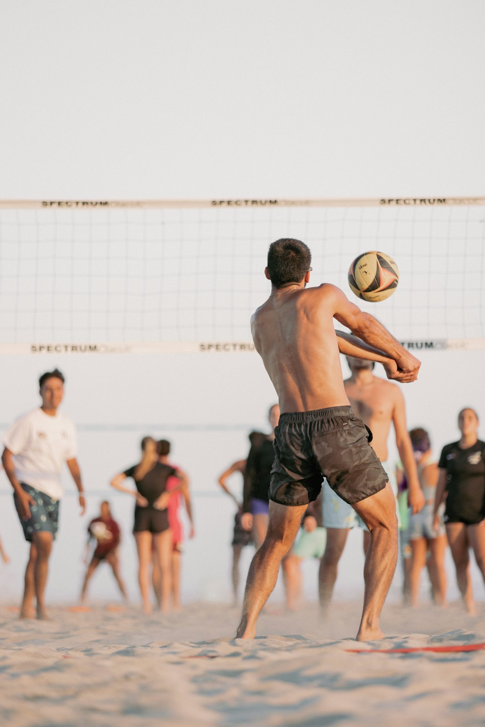 Eine Gruppe von Leuten spielt Volleyball am Strand