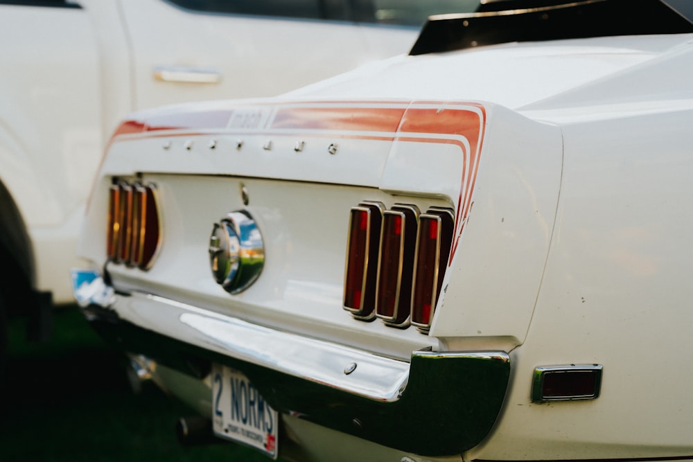 Un primer plano de la parte delantera de un mustang blanco