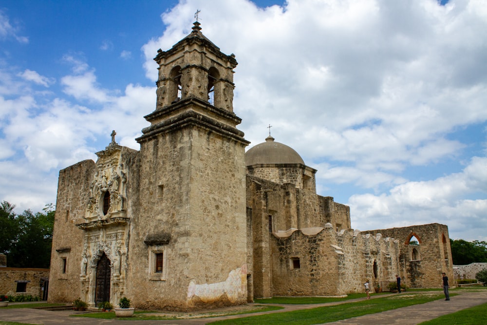 Un edificio muy antiguo con una torre del reloj