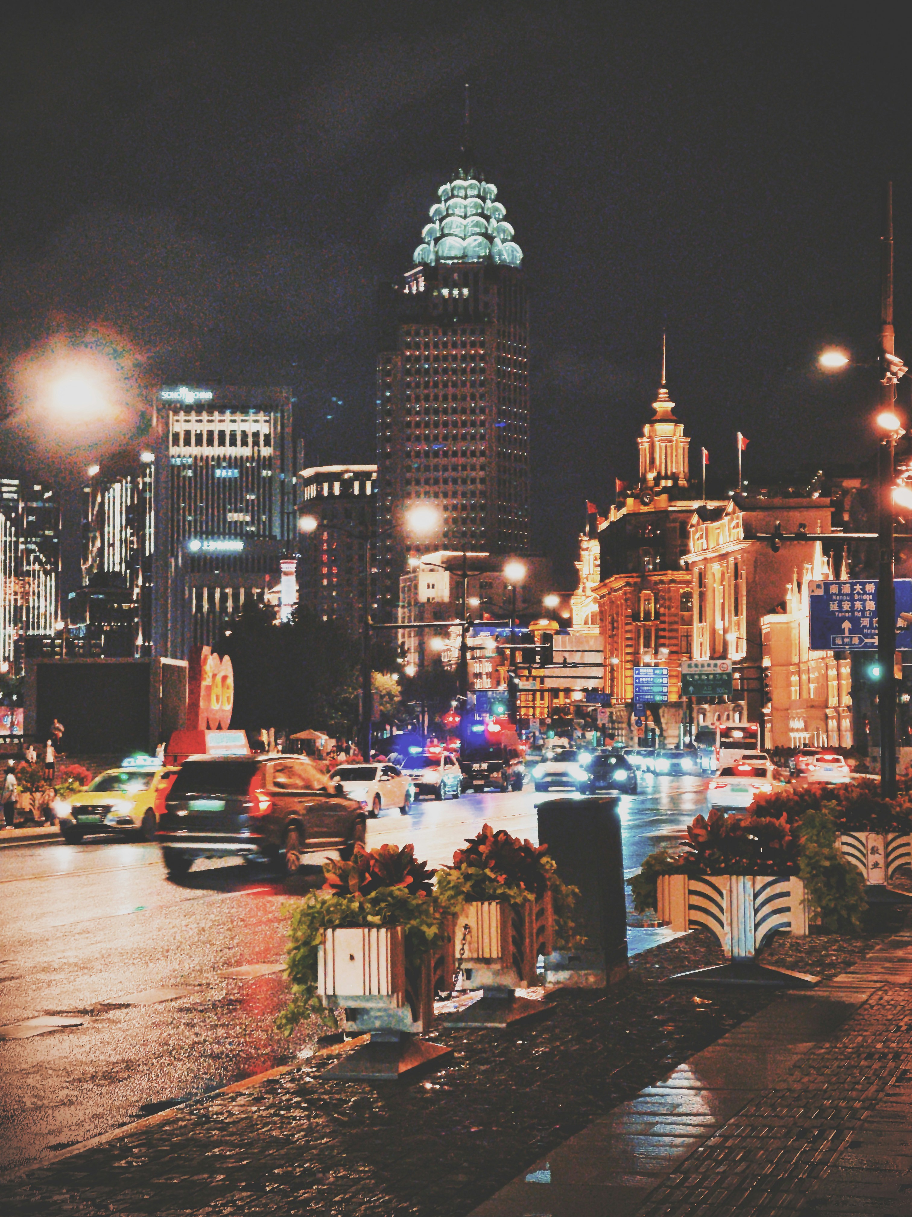 交通量の多い夜の街並み