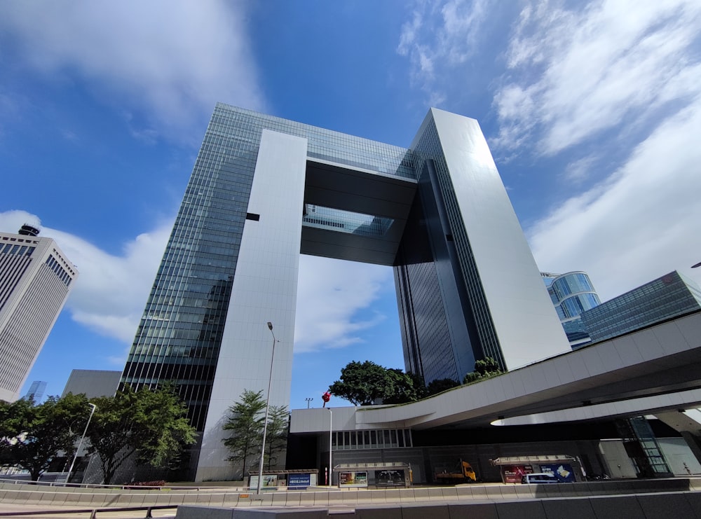 a very tall building sitting in the middle of a city