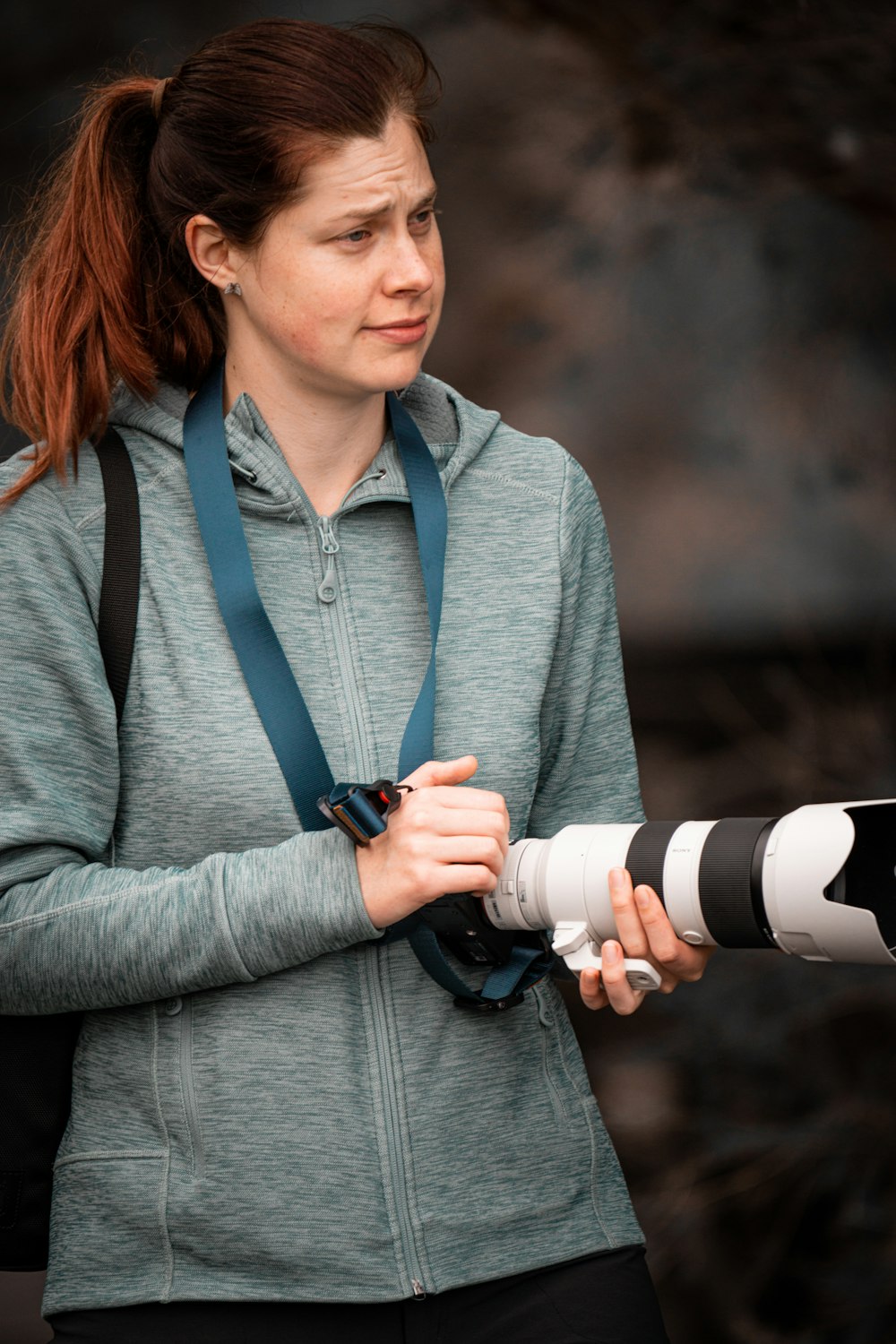 Eine Frau hält eine Kamera in der Hand und macht ein Foto