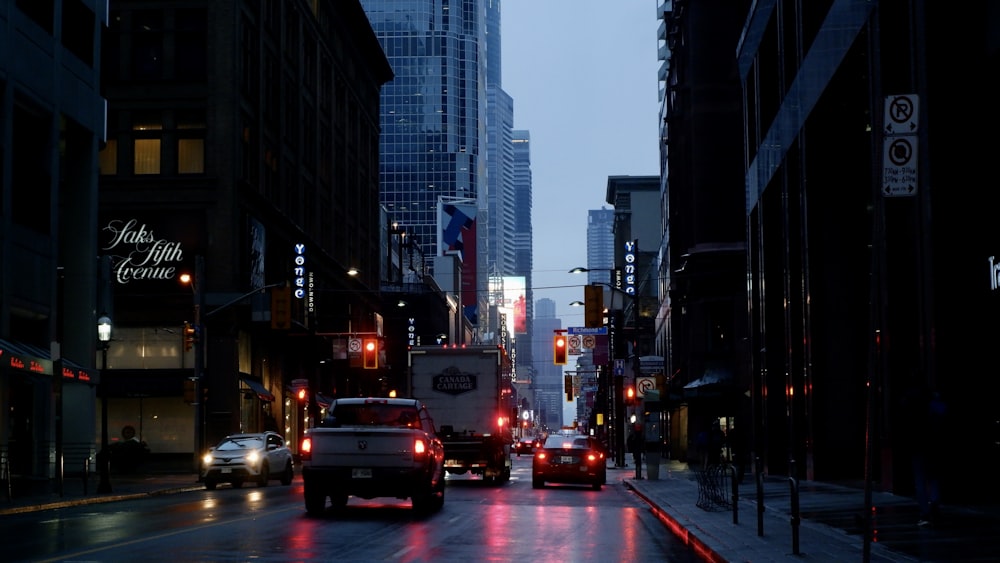 a city street filled with lots of traffic at night