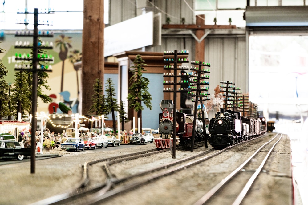 Ein Modell eines Bahnhofs mit Autos auf den Gleisen