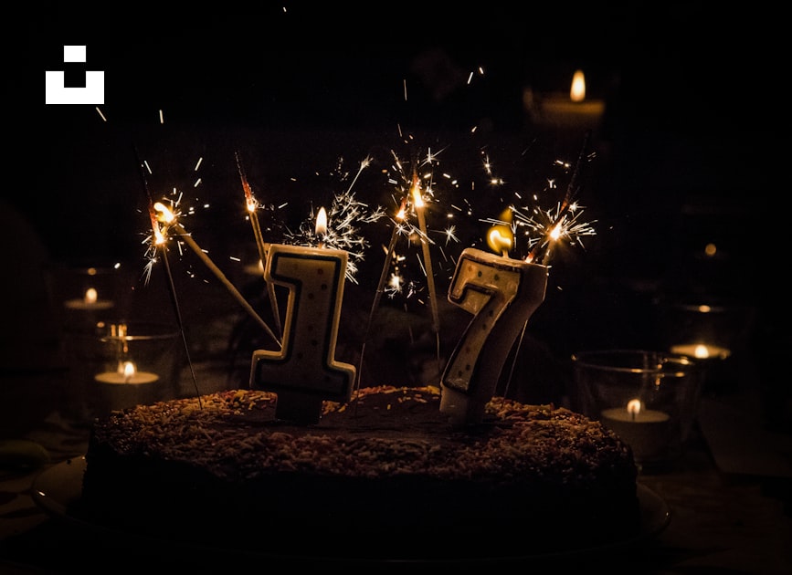 Una torta di compleanno con scintille e candeline foto – Bougie Immagine  gratuita su Unsplash