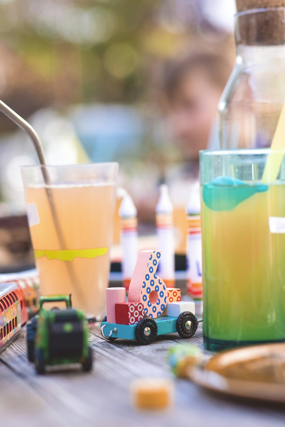 una mesa cubierta con juguetes y bebidas encima de una mesa de madera