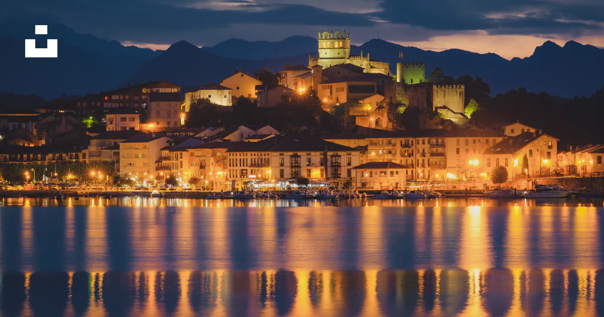 Una Ciudad Iluminada Por La Noche Por El Agua Foto Imagen De San una-ciudad-iluminada-por-la-noche-por-el-agua-foto-imagen-de-san