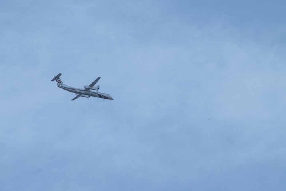 Ein Flugzeug fliegt am blauen Himmel