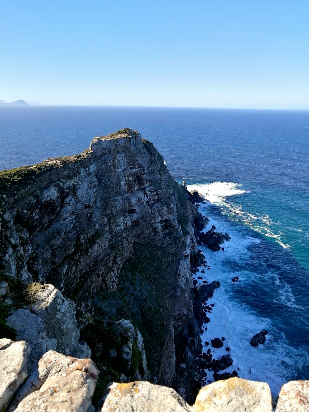 Blick auf das Meer von der Spitze eines Berges