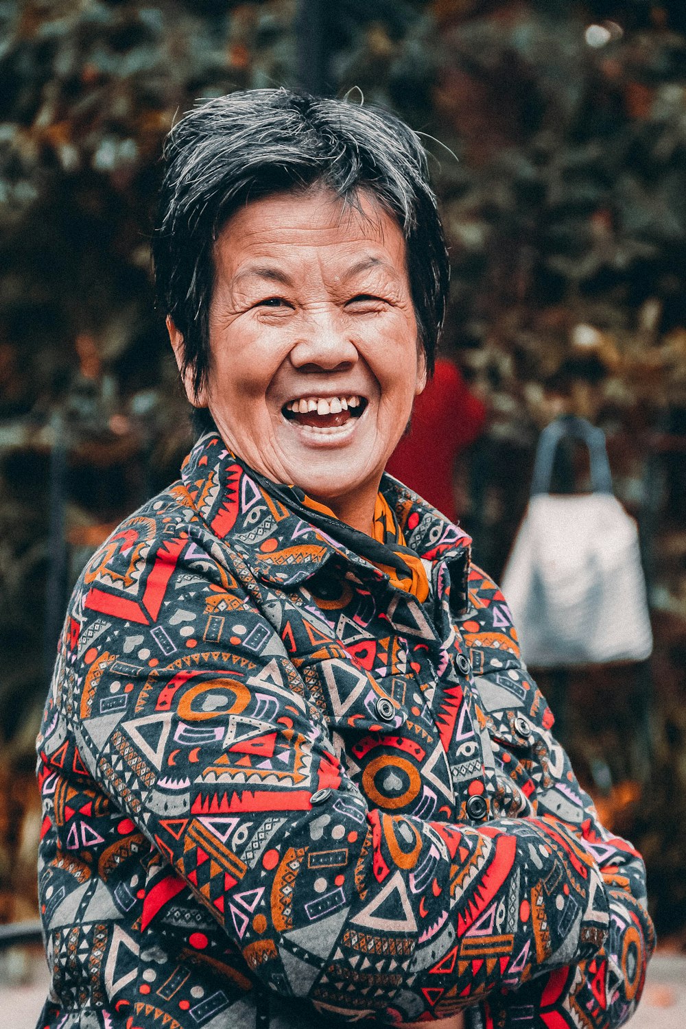 Una mujer con una sonrisa en su rostro