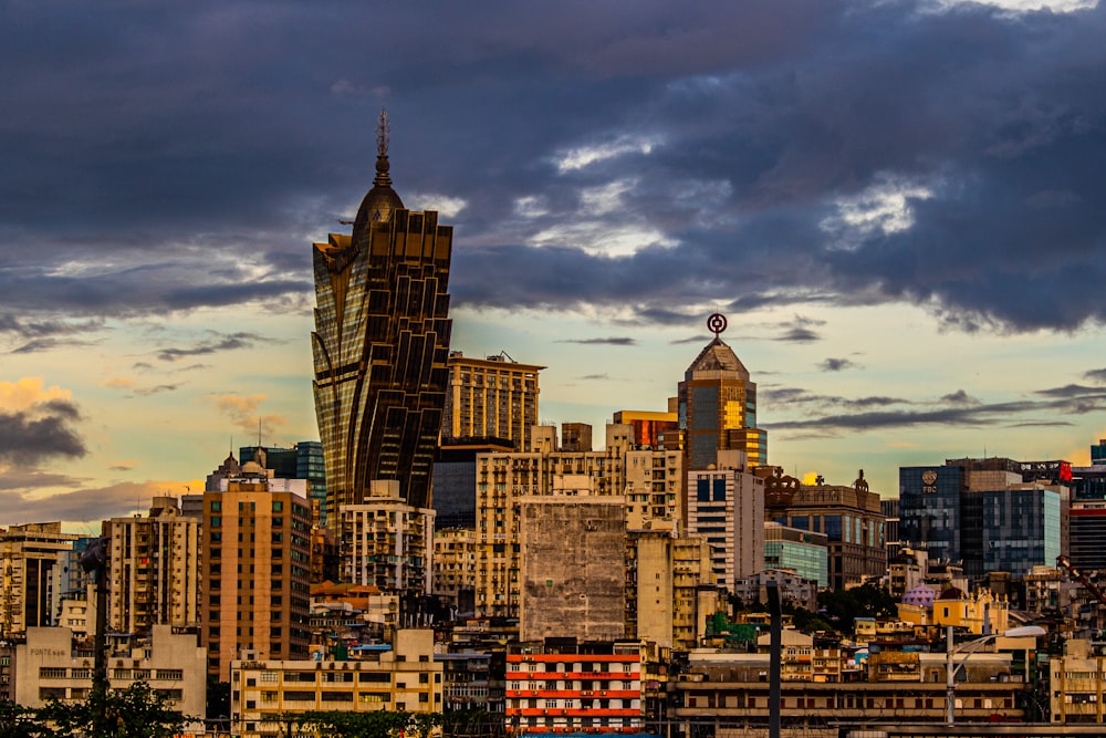 Blick auf eine Stadt mit hohen Gebäuden unter bewölktem Himmel