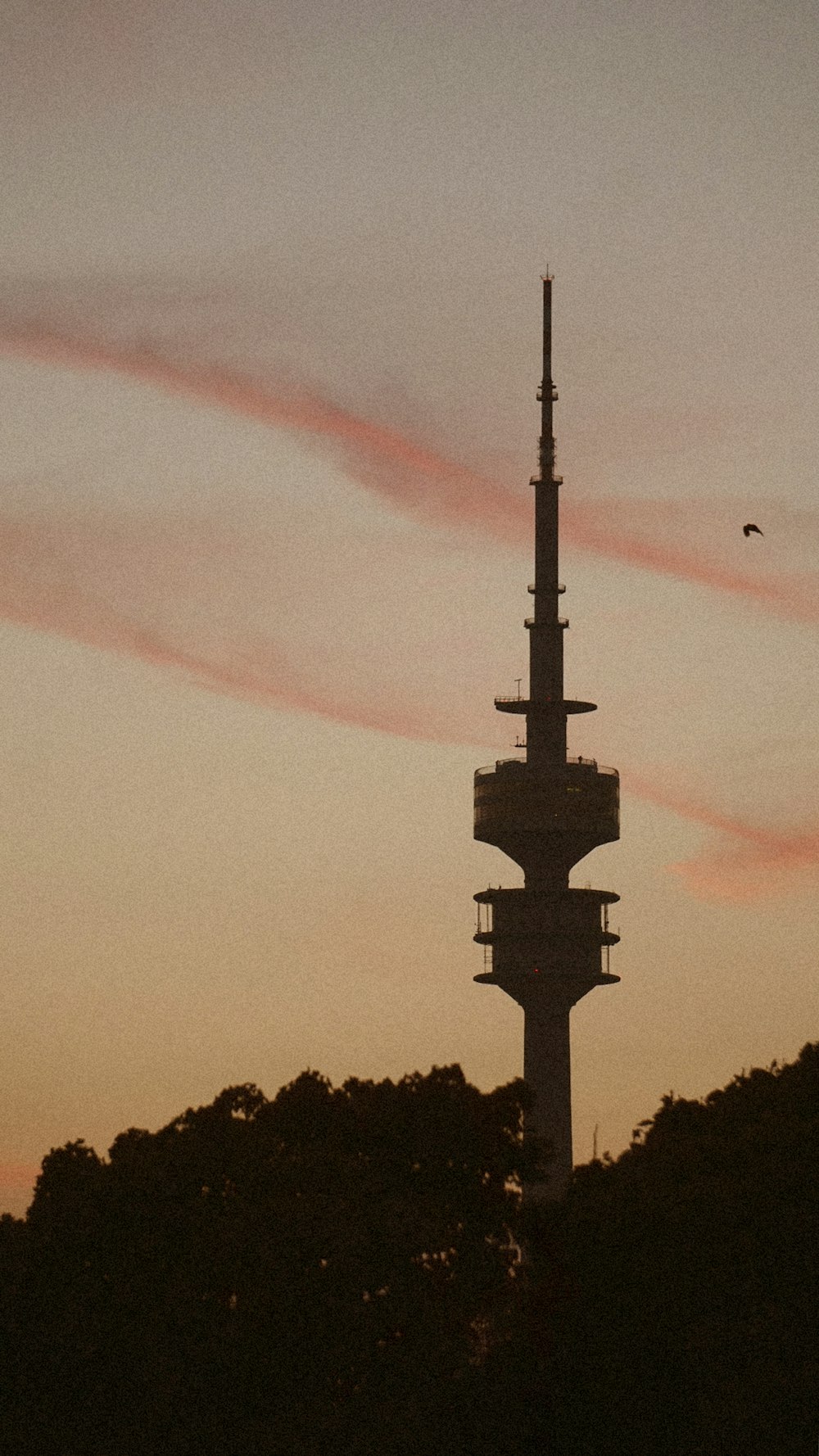 un'alta torre con un orologio in cima