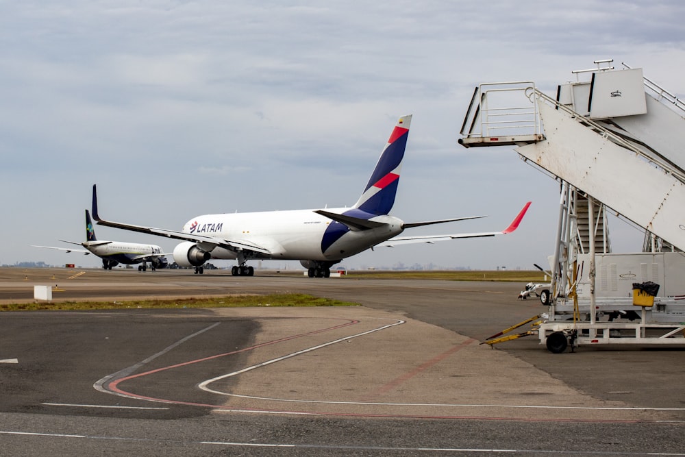 Un gran avión de pasajeros sentado encima de la pista de un aeropuerto