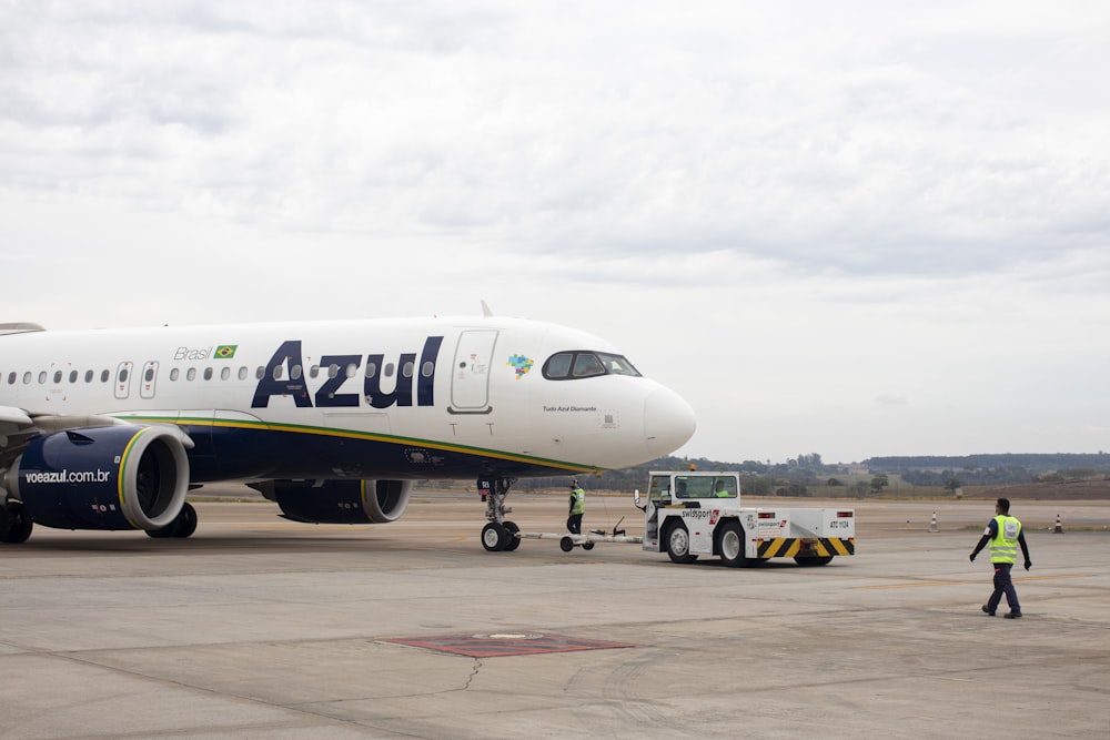 um grande jato sentado em cima de uma pista de aeroporto