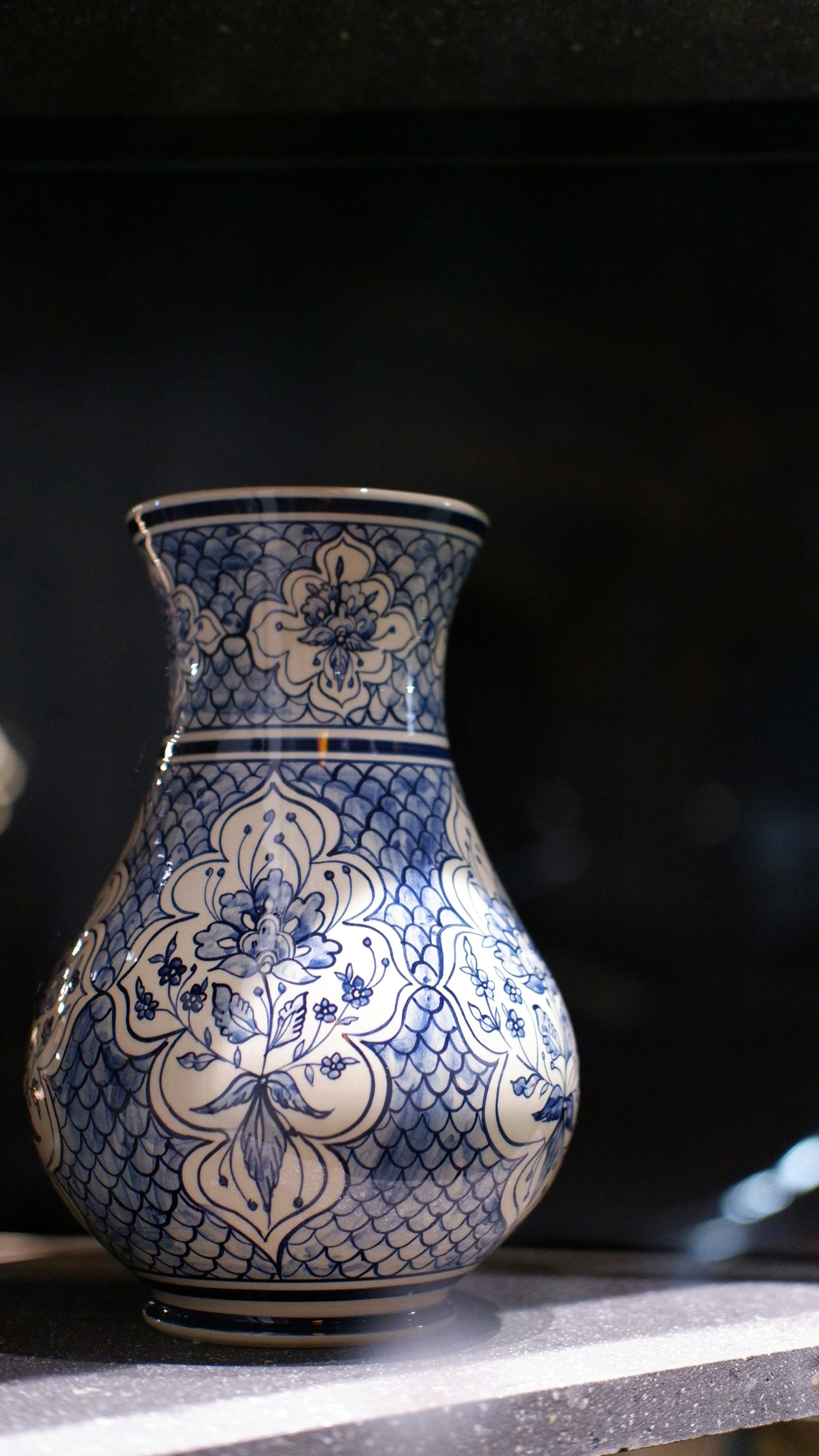 eine Vase auf einem Tisch