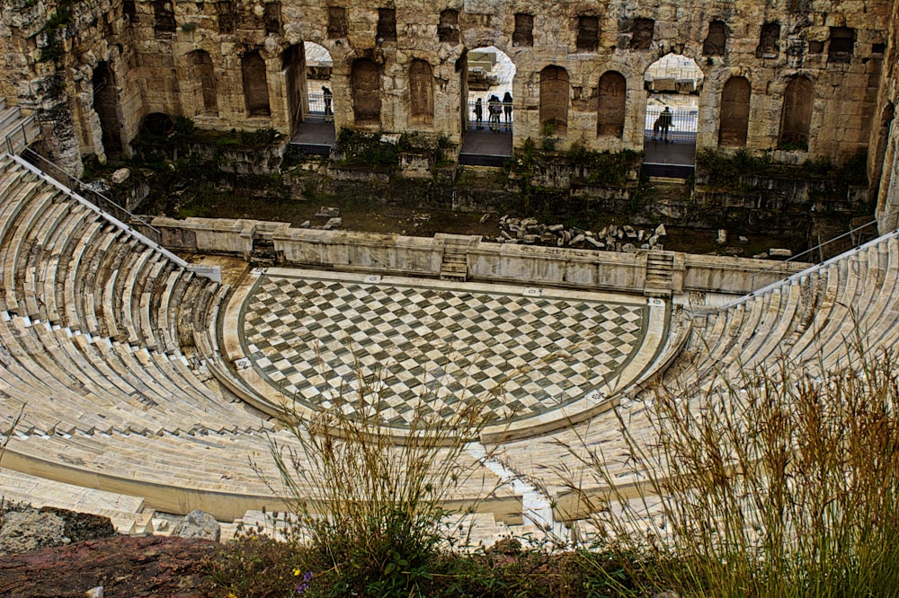 Una vista de un anfito romano con un piso de tablero de ajedrez
