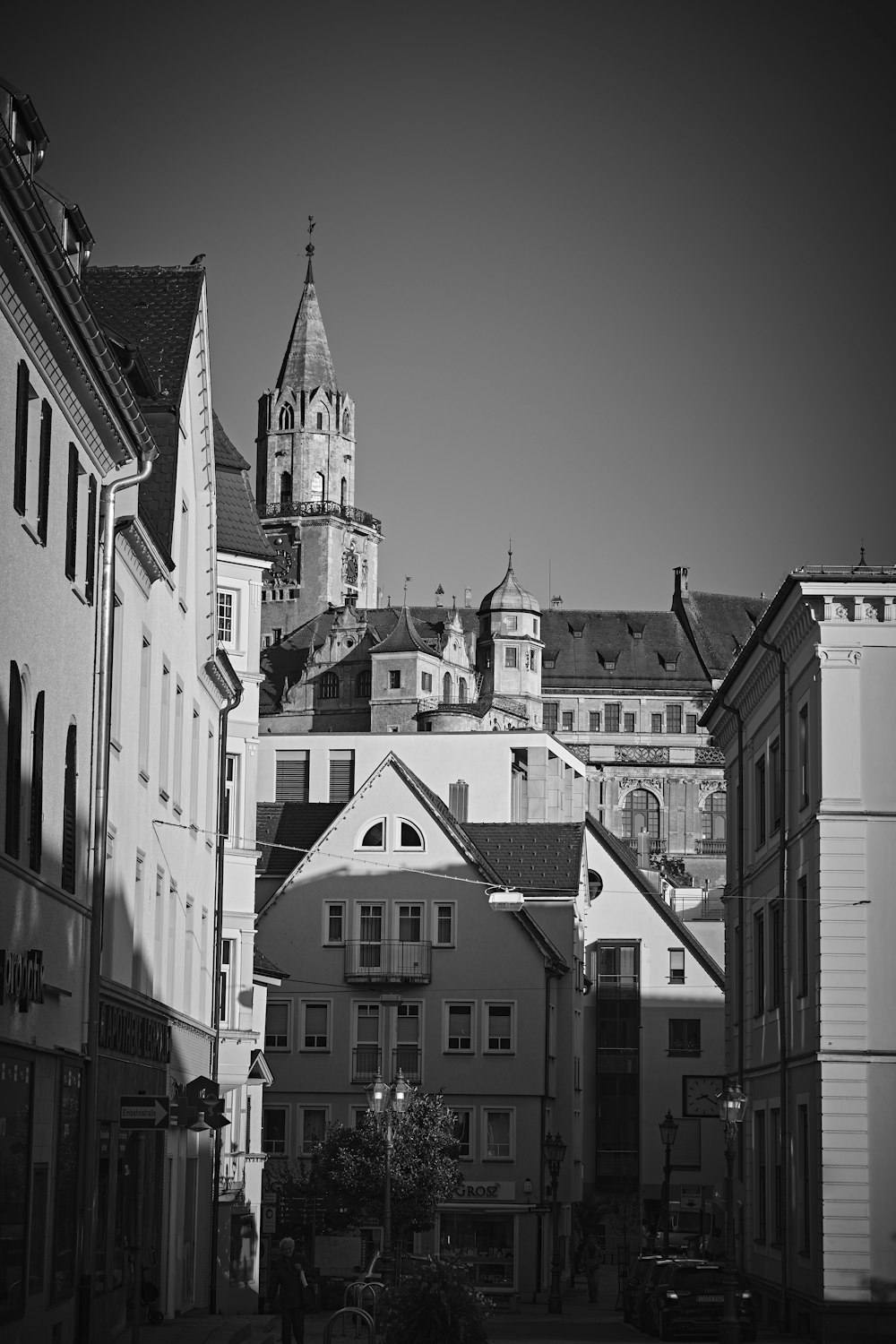 a black and white photo of a city street