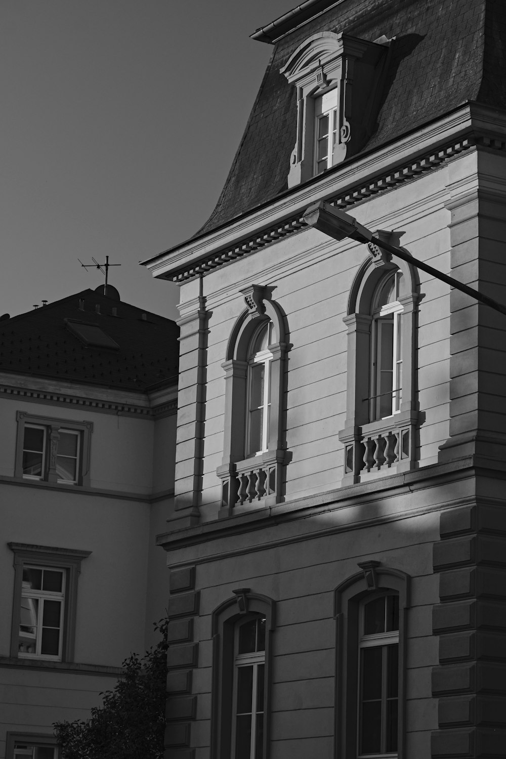 a black and white photo of a building