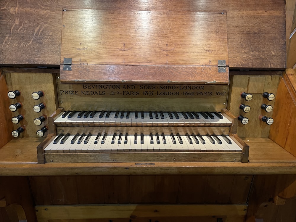 a very old organ with a lot of knobs