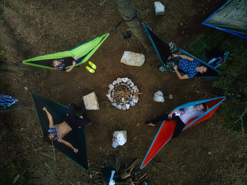 un gruppo di persone appese in tenda