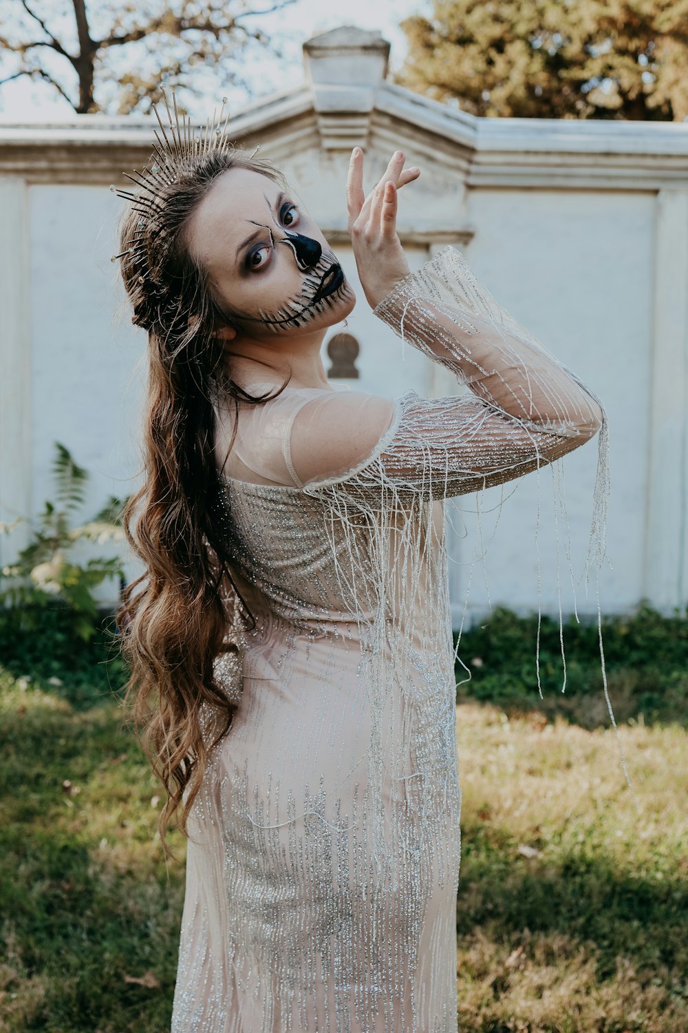 Una mujer con un vestido blanco con maquillaje en la cara