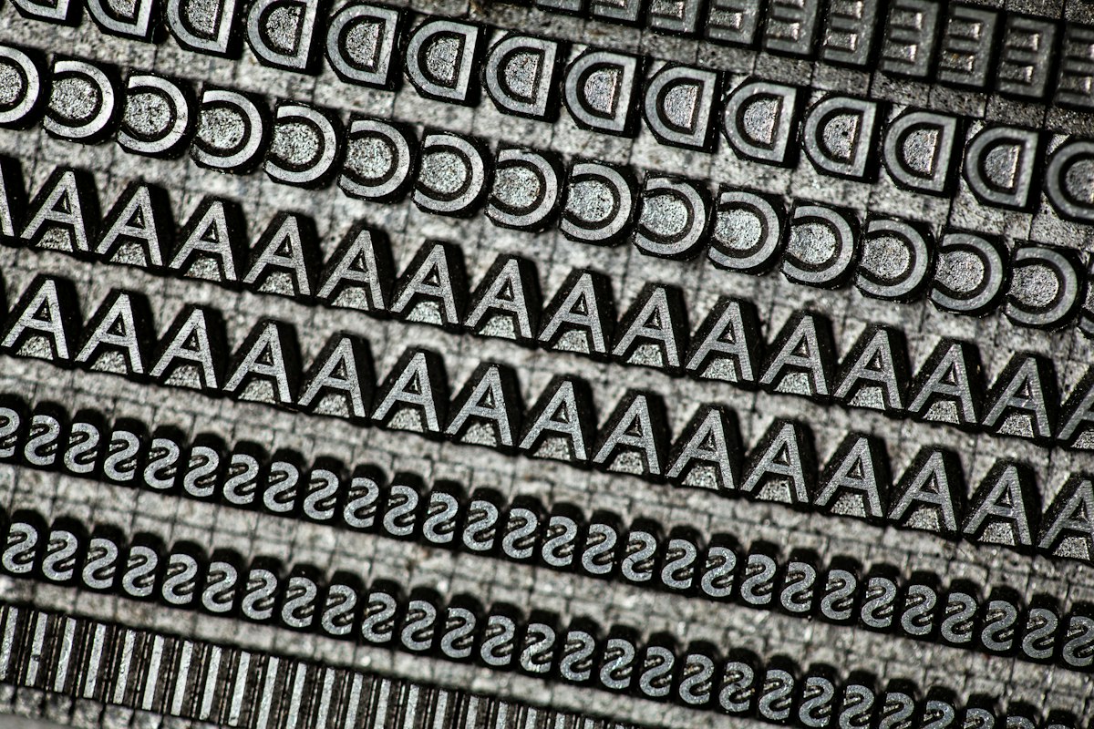 金属製の活字が並ぶ印刷工程のイメージ写真