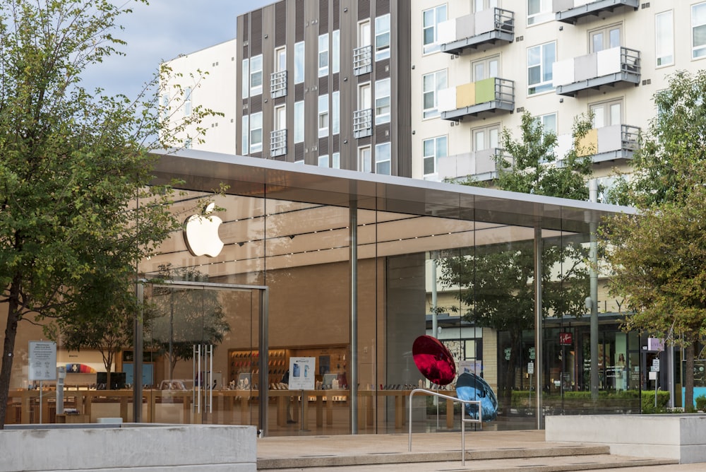 Un Apple Store con una scultura di fronte