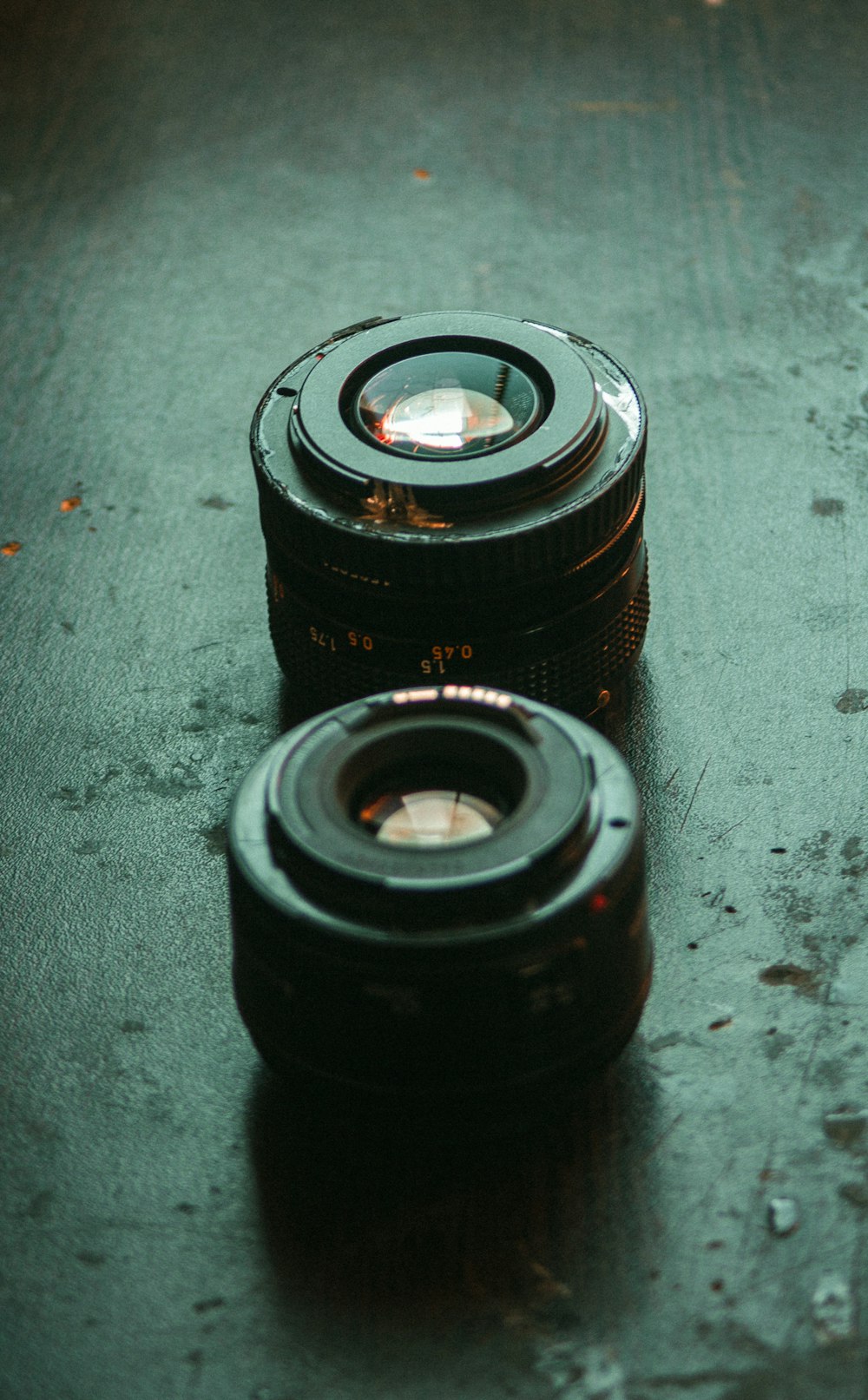 um par de lentes de câmera sentadas em cima de uma mesa