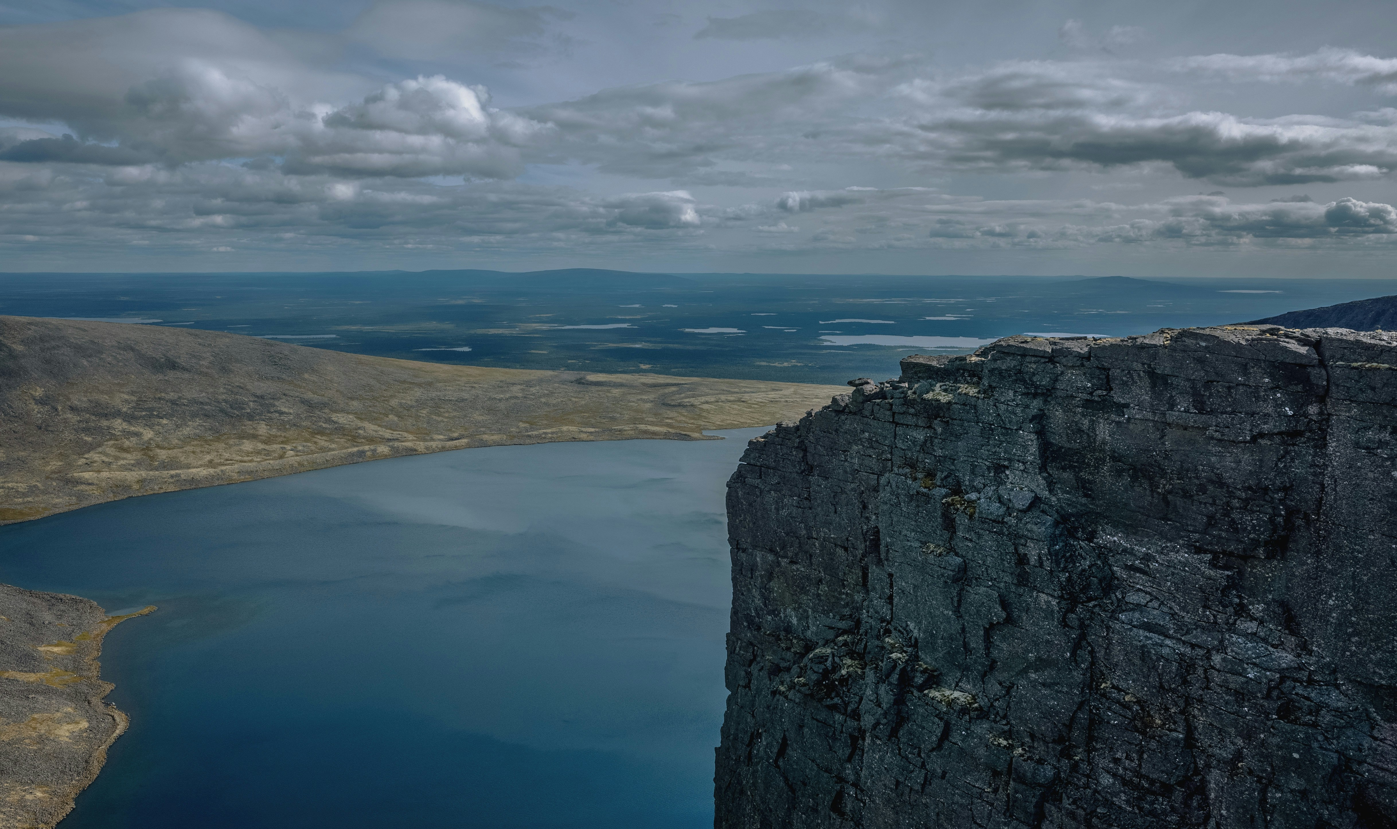 a large body of water sitting on the side of a mountain