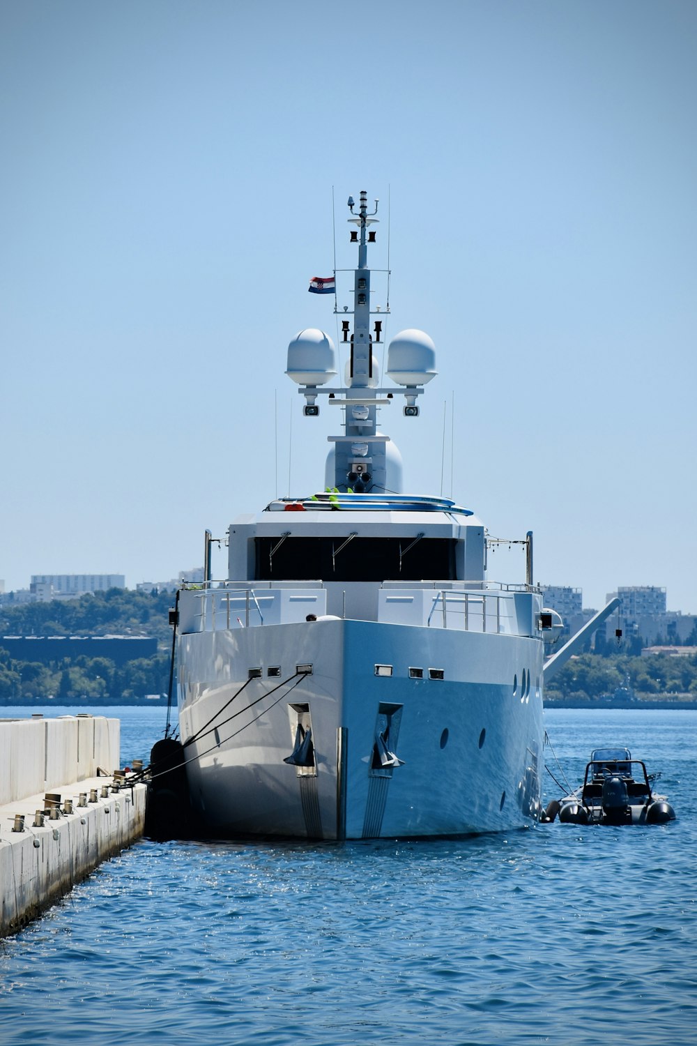 um grande barco azul e branco na água