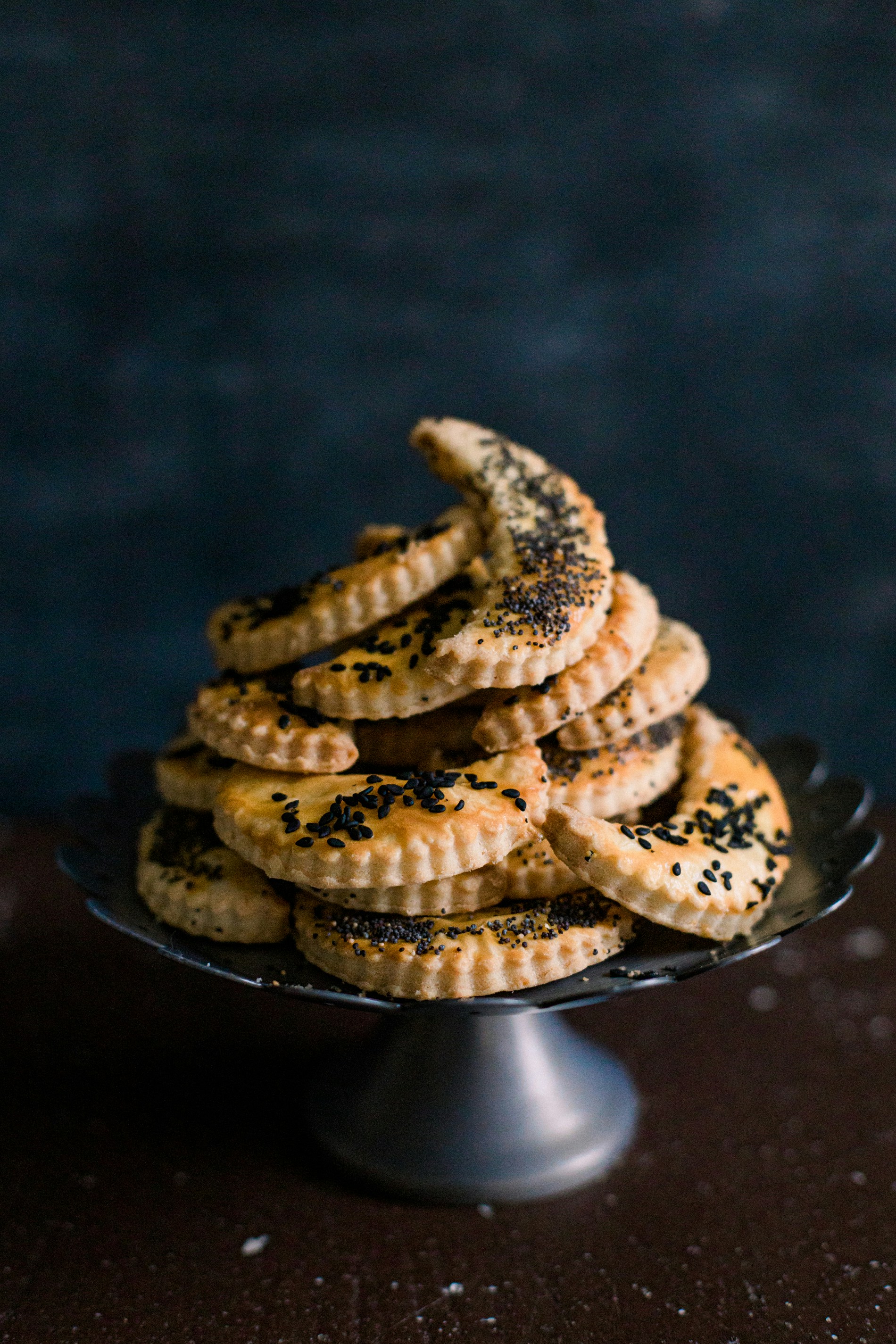 A pile of crackers sitting on top of a black plate photo – Free Ri ...