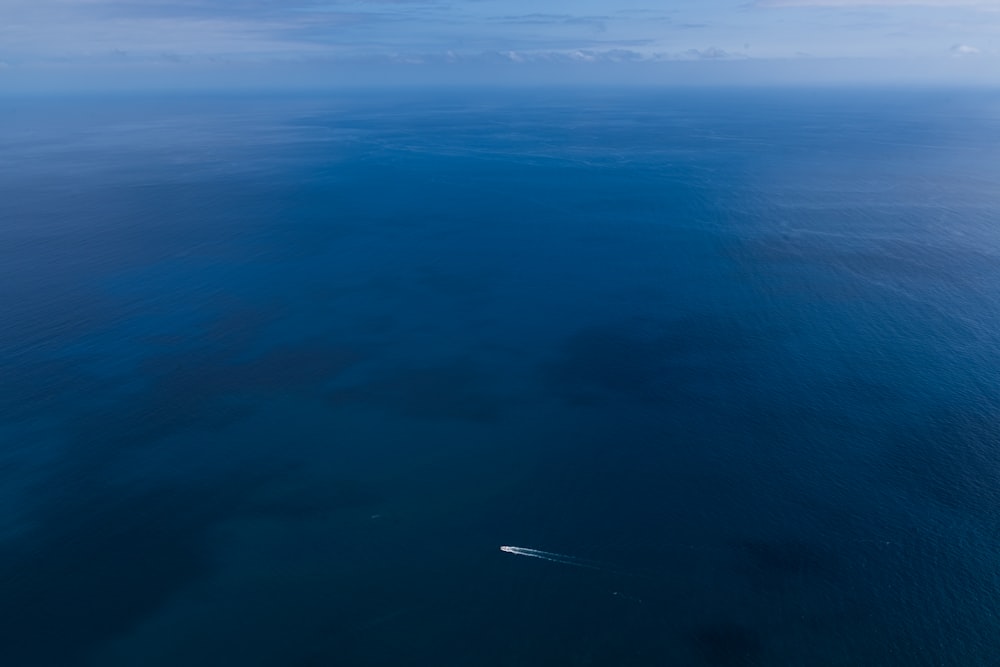 曇りの日に海の上を飛ぶ飛行機