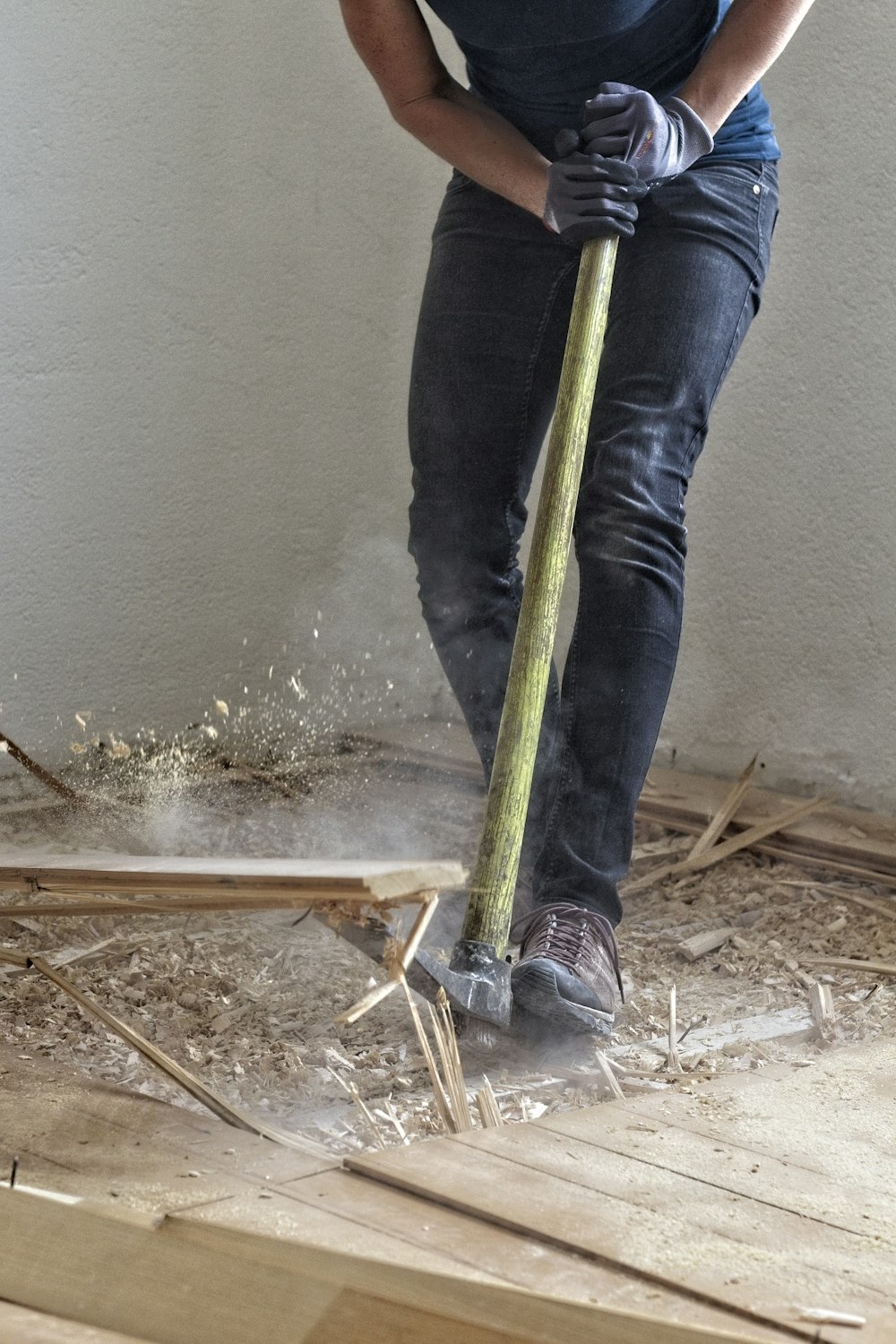 um homem segurando um grande martelo em uma sala