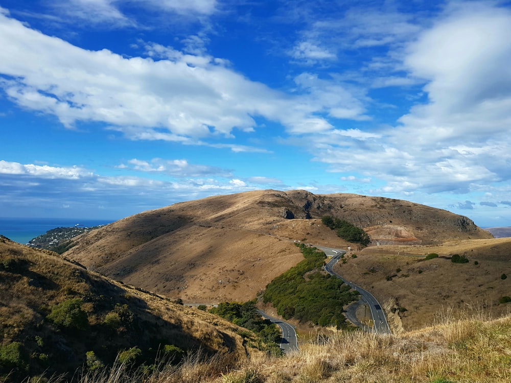 une vue panoramique d’une route sinueuse dans les montagnes