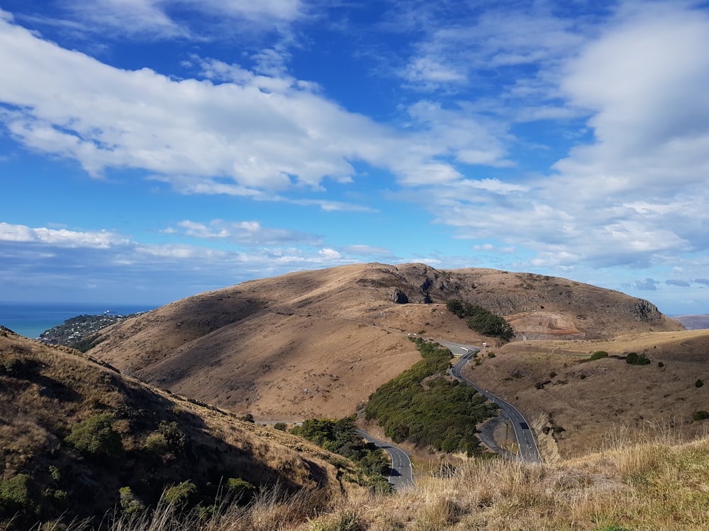 uma vista panorâmica de uma estrada sinuosa nas montanhas