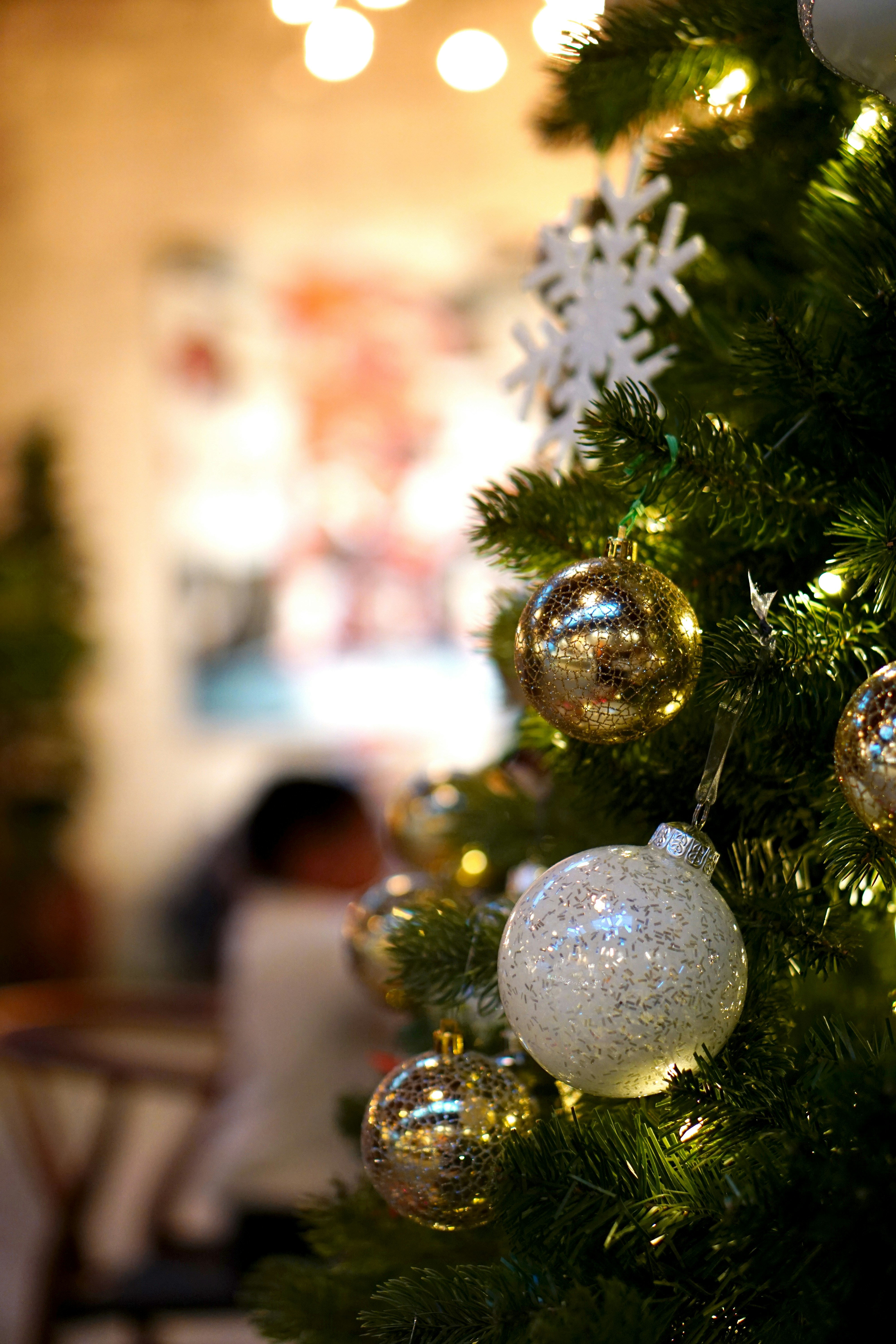 Un primer plano de un árbol de Navidad con adornos