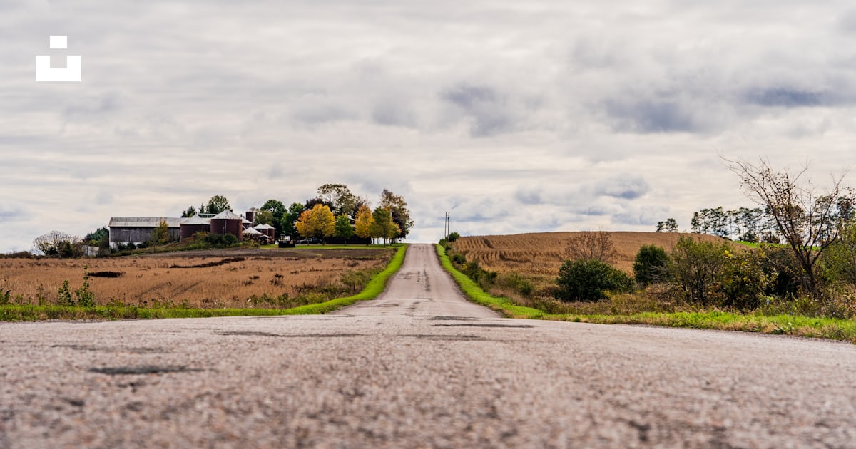Un camino rural con una granja en la distancia foto – Imagen de La ...