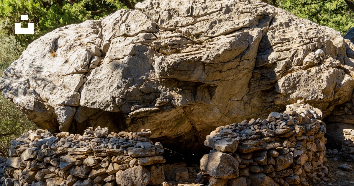 Foto Una gran roca con una pequeña cueva construida – Imagen Roca ...