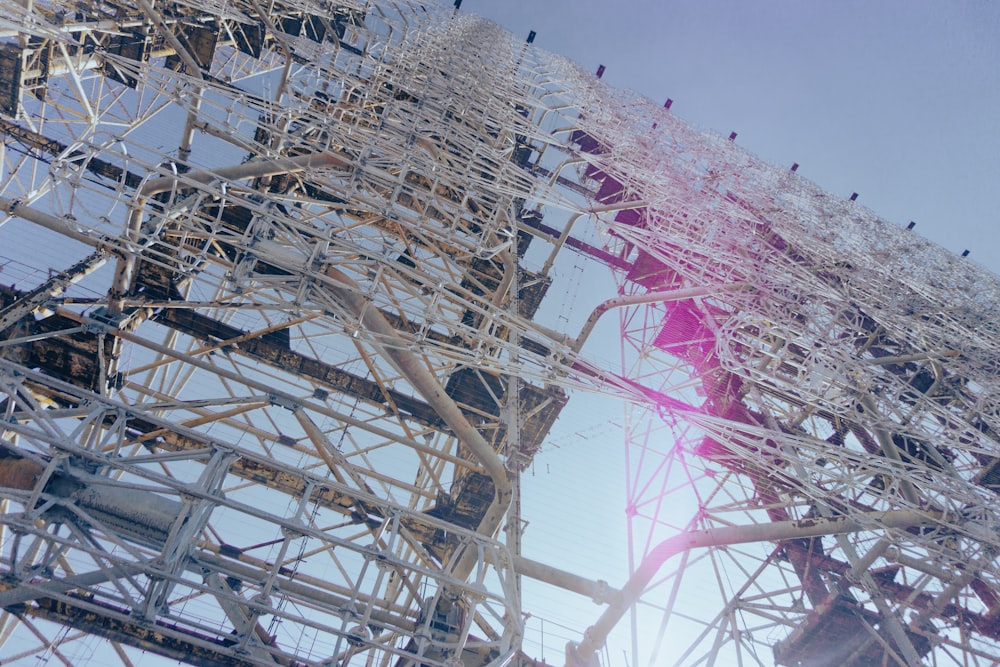 Una estructura metálica muy alta con un fondo de cielo