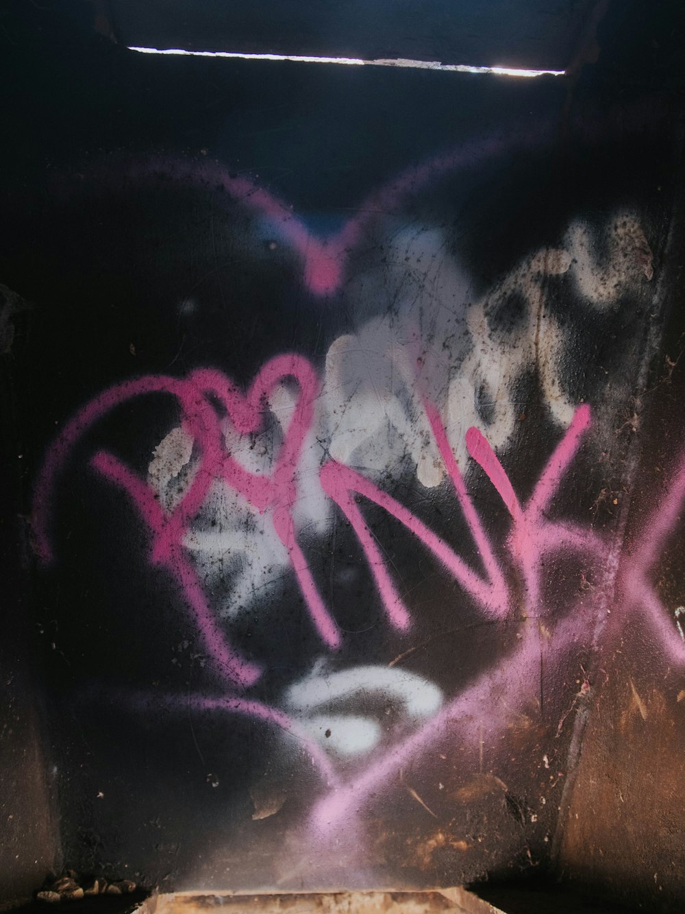 un mur avec des graffitis dessus