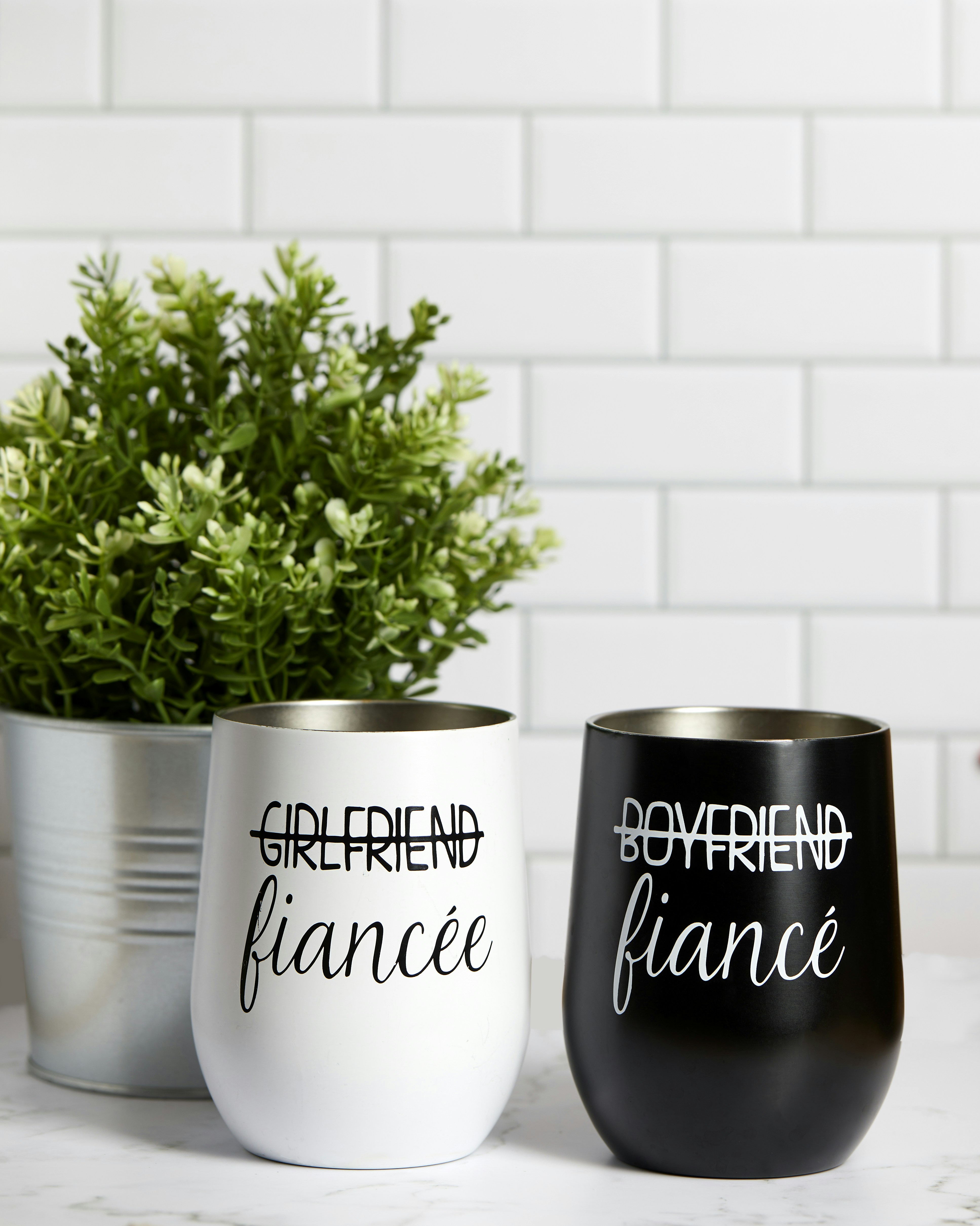 um par de xícaras que estão em uma mesa