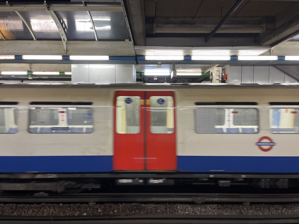 um trem de passageiros que está entrando em uma estação